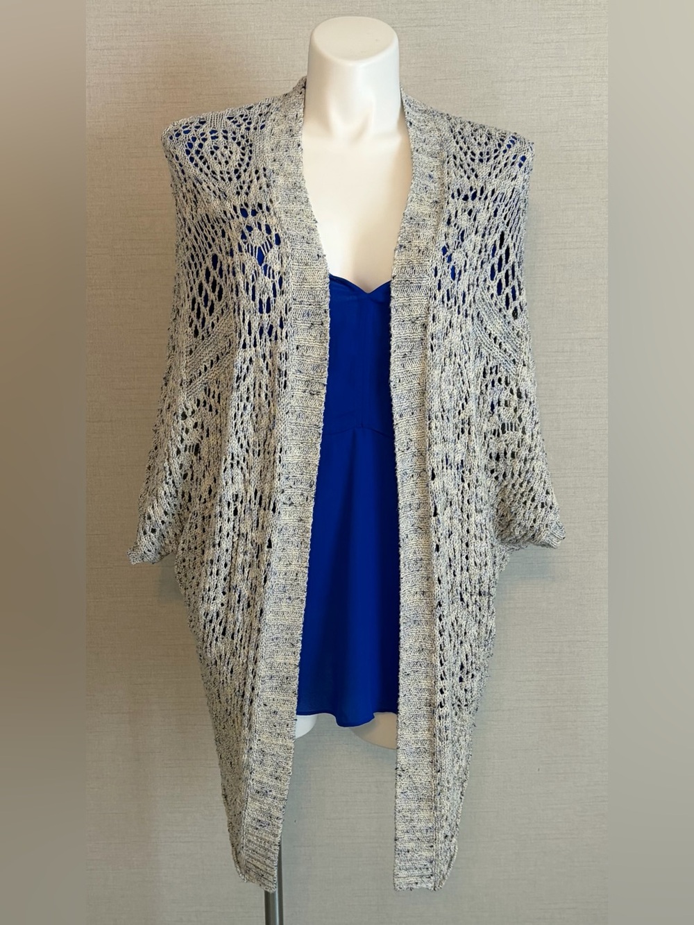 Size XS/S (Can fit up to a 2X!)American Eagle Outfitters Cocoon Cardigan